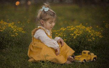 Картинка разное дети девочка машинка трава цветы