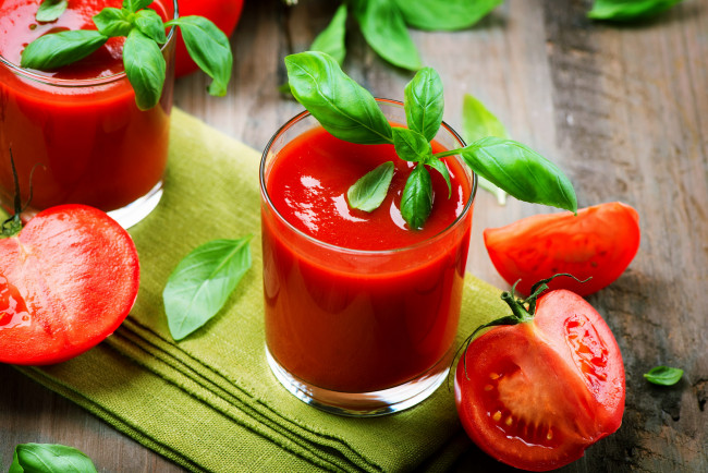 Обои картинки фото еда, напитки,  сок, помидоры, сок, томатный, базилик