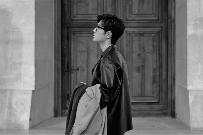 Обои картинки фото мужчины, xiao zhan, актер, очки, куртка, здание, дверь