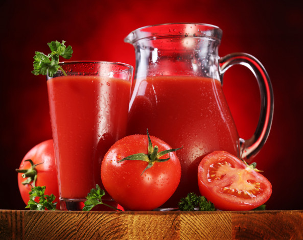Обои картинки фото еда, напитки, сок, томатный, кувшин, помидоры, стакан