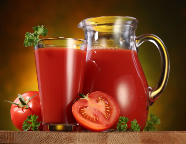 Обои картинки фото еда, напитки, сок, кувшин, томатный, помидоры, стакан