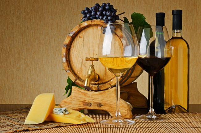 Обои картинки фото еда, напитки, вино, красное, белое, кран, сыр, виноград, бокалы, бутылки, бочонок