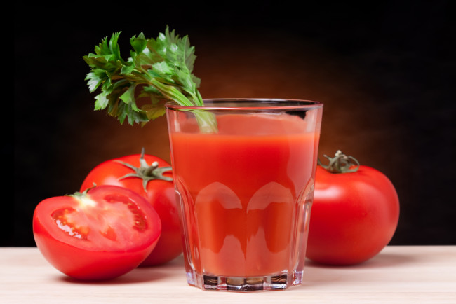 Обои картинки фото еда, напитки, сок, томатный, стакан, помидоры, сельдерей