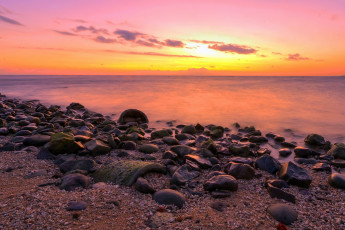 Картинка природа восходы закаты океан горизонт зарево тучи пляж камни галька туман