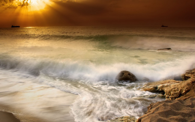 Обои картинки фото природа, моря, океаны, океан, шторм, пляж, камни, волны, тучи, лучи, солнца