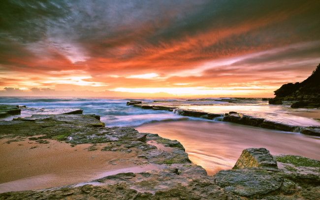 Обои картинки фото природа, побережье, пляж, камни, волны, тучи, океан