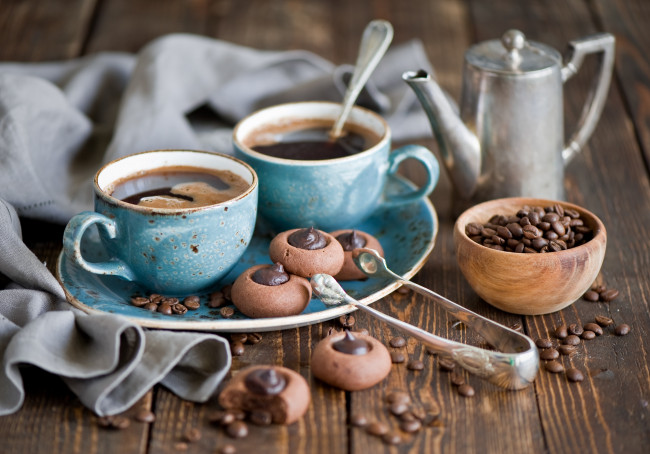 Обои картинки фото еда, кофе, кофейные, зёрна, чайник, кружки, натюрморт, горячий, шоколад, печенье
