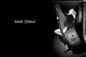 обоя sarah hyland, девушки, -unsort , Черно-белые обои, макет, бутылка, крик, актриса, блондинка, сара, хайлэнд, перья