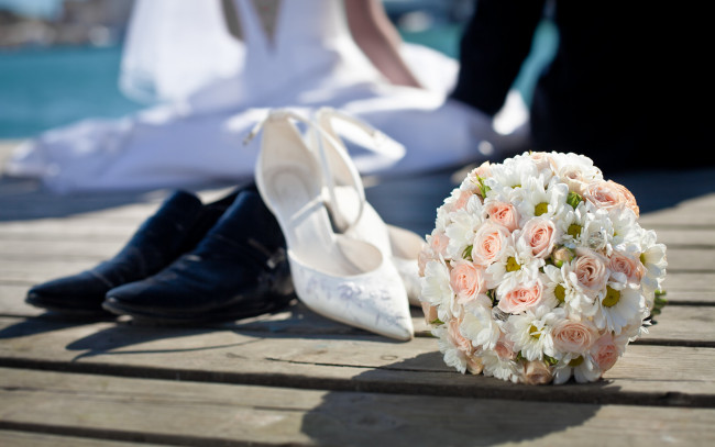Обои картинки фото цветы, букеты,  композиции, shoes, groom, bride, roses, flowers, bouquet, wedding, букет, свадьба