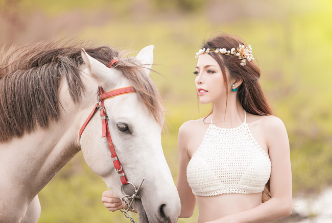 Обои картинки фото девушки, -unsort , азиатки, девушка, венок, лошадь, конь, морда, настроение
