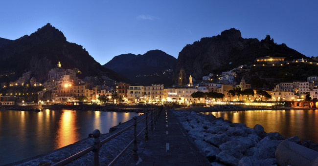 Обои картинки фото италия, города, - огни ночного города, дома, море, горы, камни