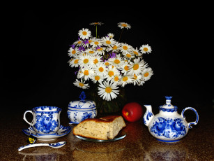 Картинка еда натюрморт цветы заварник ложка ваза стол чашка сдоба блюдце яблоко черный фон ромашки