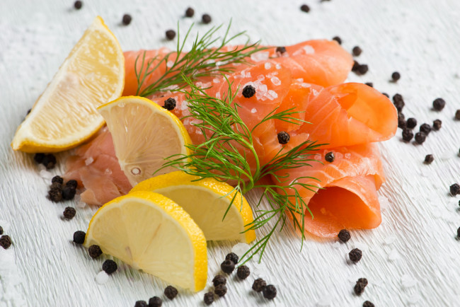 Обои картинки фото еда, рыба,  морепродукты,  суши,  роллы, перец, соль, укроп, лимон