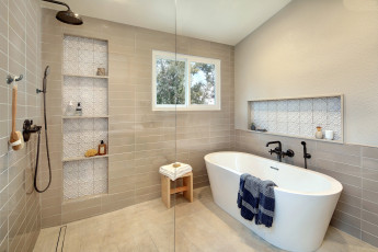 Картинка интерьер ванная+и+туалетная+комнаты ванна душ полки полотенца