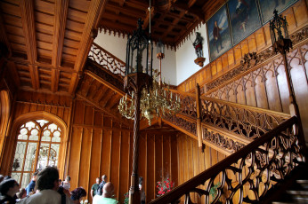 Картинка интерьер холлы +лестницы +корридоры замок люстра лестница