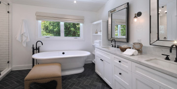 Картинка интерьер ванная+и+туалетная+комнаты ванна зеркала шкафчики