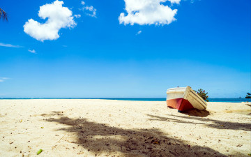 Картинка корабли лодки +шлюпки небо облака лодка пляж песок