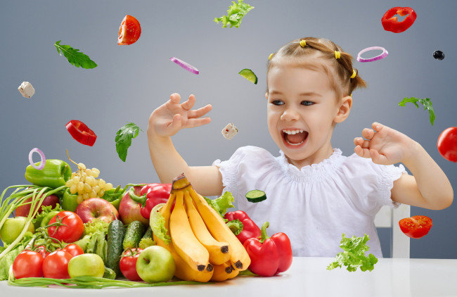 Обои картинки фото разное, настроения, фрукты, овощи, девочка, улыбка