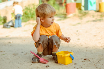 Картинка разное дети мальчик игрушки совок ведро песок