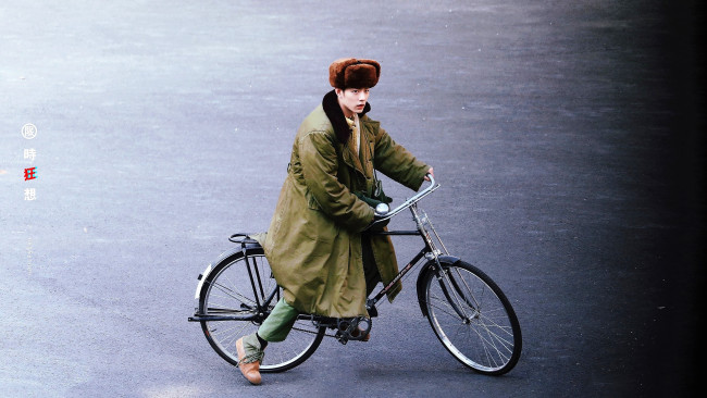 Обои картинки фото кино фильмы, where dreams begin, велосипед, шапка, пальто