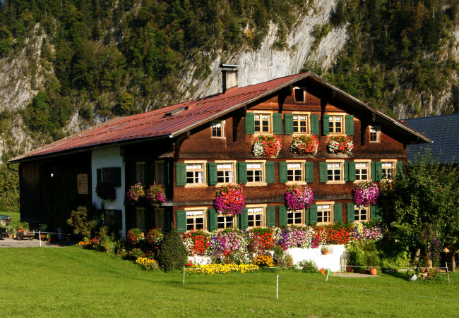 Обои картинки фото argenau, austria, города, здания, дома, цветы, дом, горы