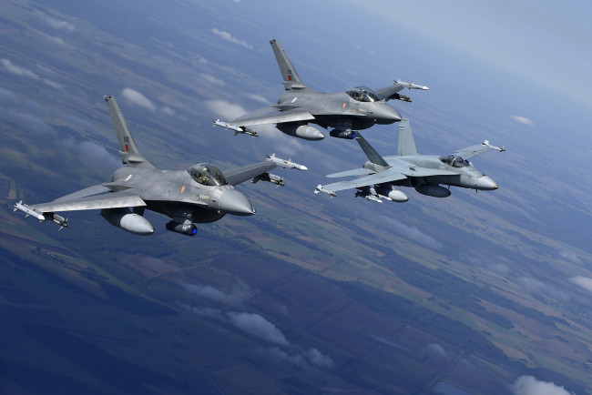 Обои картинки фото авиация, боевые самолёты, полет, ландшафт, истребители, fighting, falcon, f-16, cf-18, hornet
