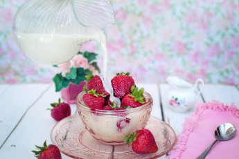 Картинка еда клубника +земляника кувшин молоко ягоды