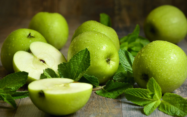 Обои картинки фото еда, Яблоки, мята, капли, яблоки, зеленые, фрукты