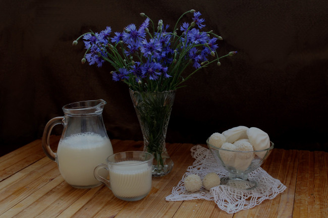 Обои картинки фото еда, натюрморт, цветы, полевые, сладости, молоко, васильки, букет