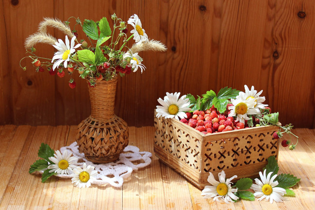 Обои картинки фото еда, клубника,  земляника, лето, земляника, ягоды, цветы, полевые, ромашки, натюрморт
