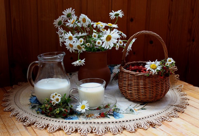 Обои картинки фото еда, натюрморт, молоко, ромашки, лето, ягоды, земляника, цветы, полевые