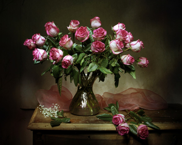 Обои картинки фото цветы, розы, стол, ваза, натюрморт, тюль