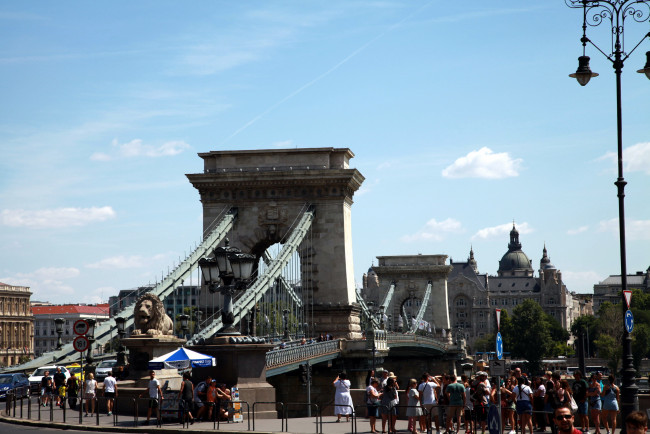 Обои картинки фото города, будапешт , венгрия, мост, фонари, туристы