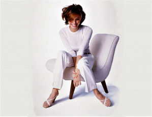 Картинка девушки angelina+jolie шатенка свитер брюки кресло