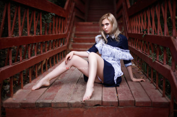 Картинка девушки -+блондинки +светловолосые женщины максим романов блондинки сидит дерево на природе синее платье белые трусики маникюр лестницы школьная форма расставила ноги повернулась
