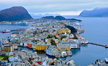 обоя alesund, norway, города, панорамы, порт, горы, алесунд, норвегия, фьорд, здания