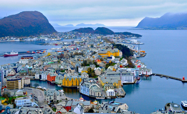 Обои картинки фото alesund, norway, города, панорамы, порт, горы, алесунд, норвегия, фьорд, здания
