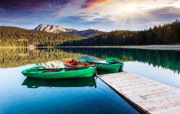 Картинка корабли лодки +шлюпки горное озеро мостик горы деревья солнечные лучи