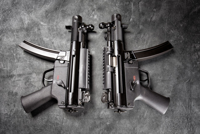 Обои картинки фото оружие, пистолеты, фон, пара, германия, пистолет-пулемёт, mp5