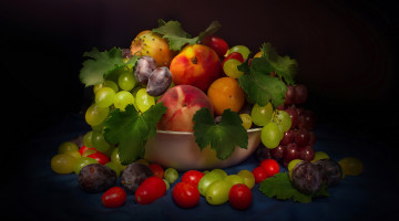 Картинка еда фрукты +ягоды натюрморт нектарин виноград листья винограда темный фон ягоды слива