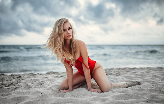 Обои картинки фото девушки, -unsort , блондинки,  светловолосые, море, песок