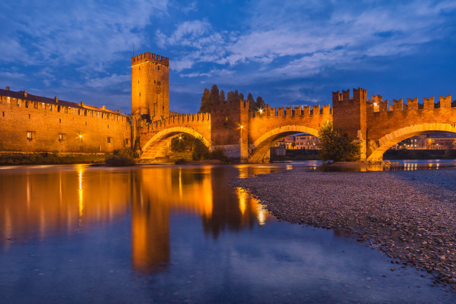 Обои картинки фото castelvecchio e l&, 180, adige,  verona,  veneto, города, верона , италия, мост, река