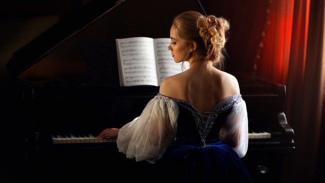 Обои картинки фото девушки, -unsort , блондинки,  светловолосые, женщина, пианино, темный, фон