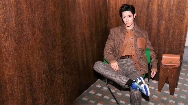 Обои картинки фото мужчины, xiao zhan, актер, куртка, кроссовки, сумка, стул