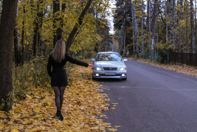 Обои картинки фото автомобили, -авто с девушками, девушка, дорога, опель, светлый, лес, осень, автостоп