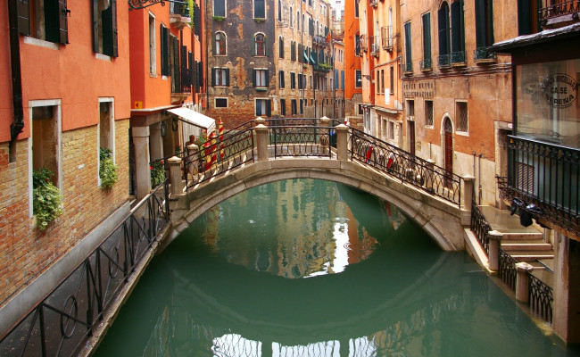 Обои картинки фото венеция, города, италия, дома, вода, канал, мостик