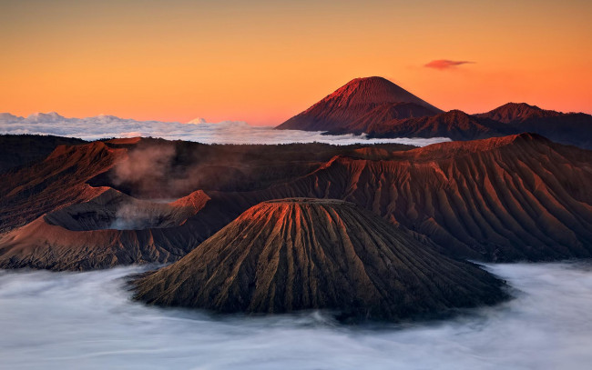 Обои картинки фото природа, горы, индонезия, восточная, Ява, гора, бромо, дым, туман, закат, вулканы