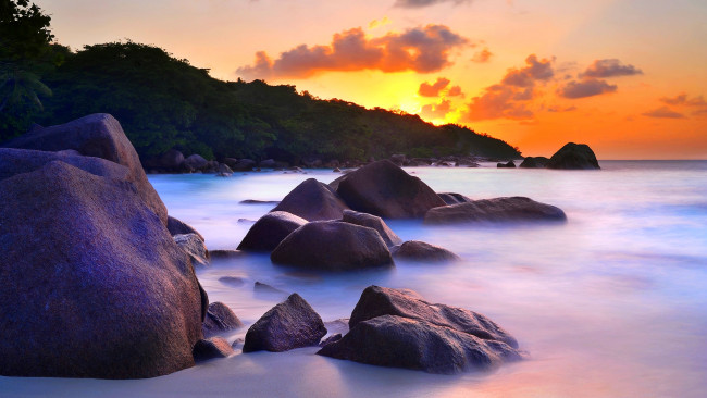 Обои картинки фото rocky, beach, at, sunset, природа, побережье, закат, горы, камни, туман