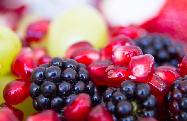 Обои картинки фото еда, фрукты, ягоды, ежевика, гранат, макро