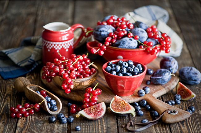 Обои картинки фото еда, фрукты, ягоды, красная, смородина, сливы, инжир, голубика